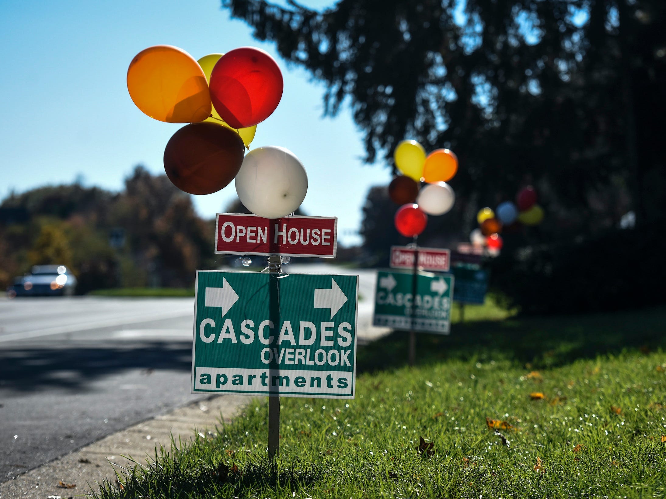Open house signs with balloons